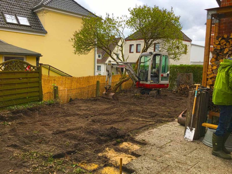 Schön gestalteter Steingarten mit einer Kiesfläche als Terrasse