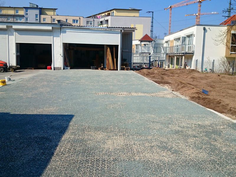Parkplatz begradigen – ein Projektbeispiel für eine gelungene Gestaltung mit der Kiesmatte KM30