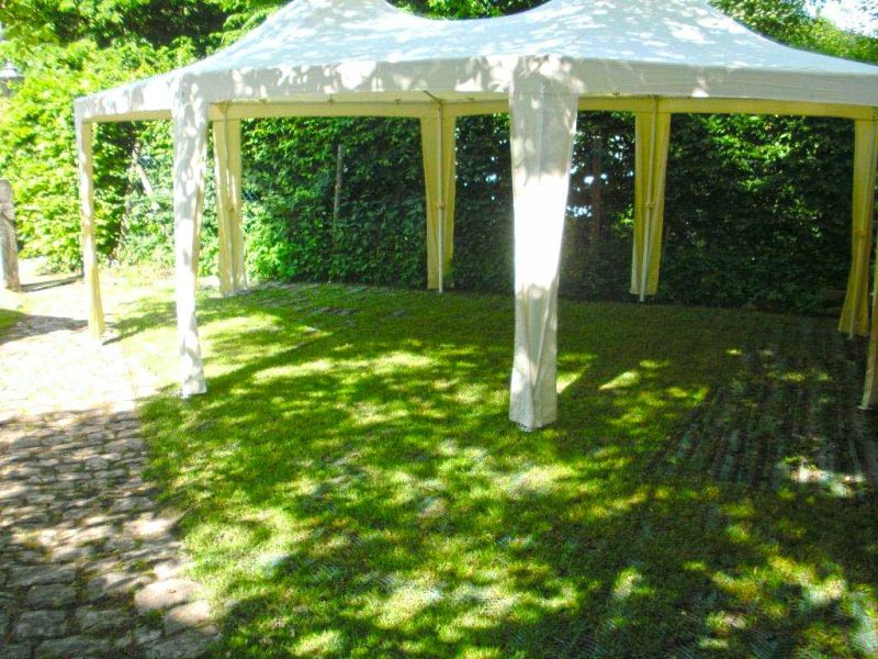 Dauerhafte Rasenverstärkung eines Pfarrgarten für Feste und Feierlichkeiten