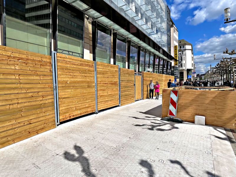 OmniDeck ™ Bodenschutz-System zum Abdecken und Schutz hochwertiger Böden und Flächen für Innerstädtische Baustellen mit Fußgängerverkehr.