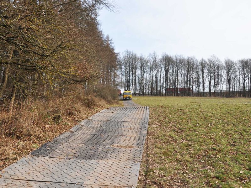 Mobile Baustraße Telekom-Baustelle Esselbach im Steigerwald mit der s:tek 48 Bodenschutzplatte