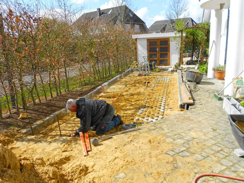 Anlegen einer stabilisierten Hof und PKW Stellfläche mit den Kieswaben KW50