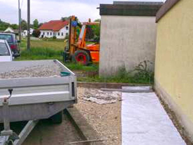 Umgestaltung einer Rasenfläche zum befestigten Kies Parkplatz mit der Kieswabe KW50