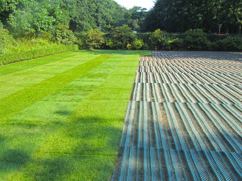 Rasennetz zur Rasenverstärkung eines Rasenparkplatz aus Rollrasen