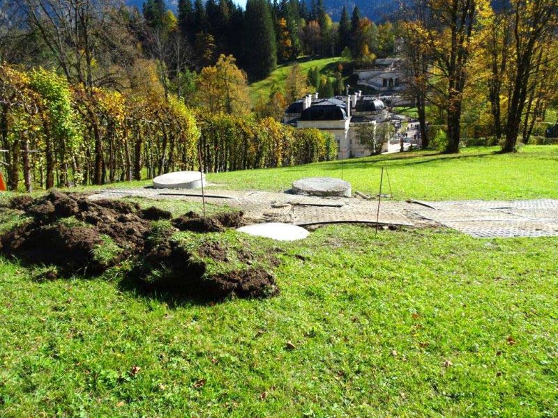 Mobile Baustrasse als temporäre Zuwegung zur Sanierung der Freianlagen im Park zum Schloss Linderhof