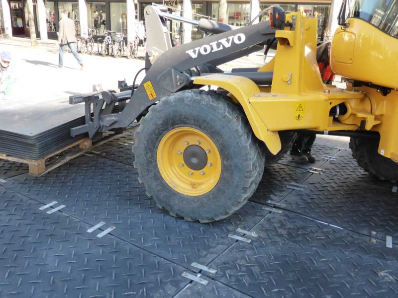 Mobile Baustraße als Pflasterschutz in der Fußgängerzone in Gießen