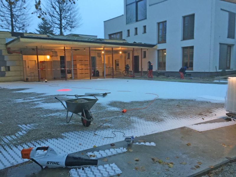 Dekorative und funktionale Umgestaltung des befahrbaren Vorplatz einer Fahrschule mit dem Kiesgitter KG30