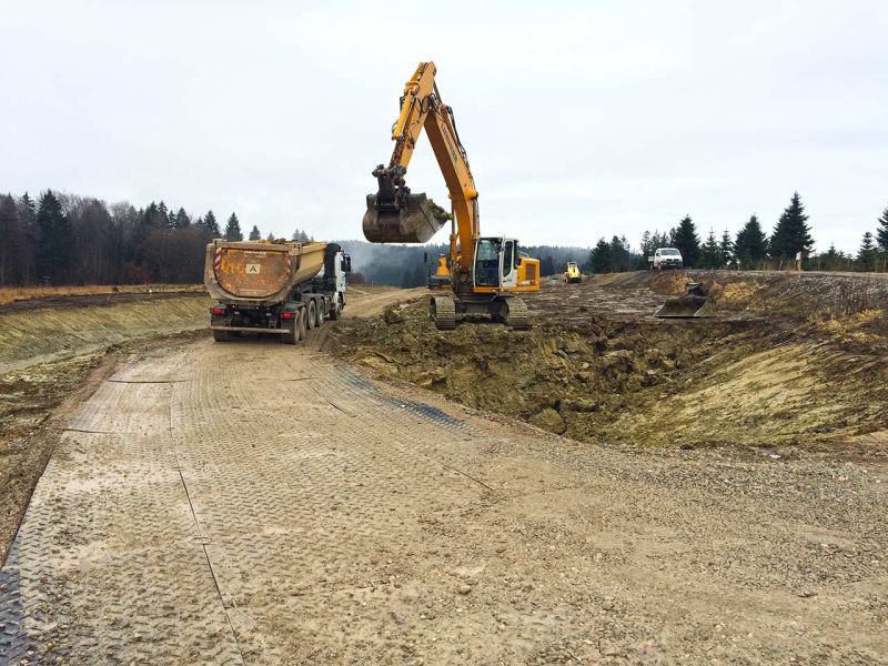 Mobile Baustrasse als Zufahrtslösung für LKW und Bagger im Straßenbau und Verkehrswegebau
