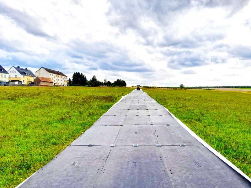 3-spurige Baustrasse für ökologische Ausgleichmaßnahmen der Bachverrohrung entlang der Autobahn A72