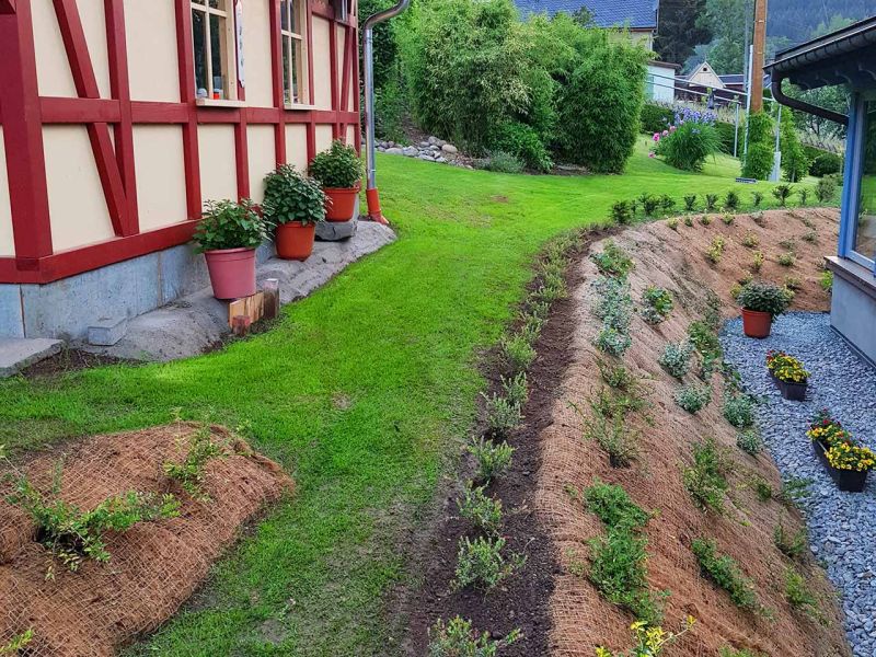 Hang befestigen, bepflanzen und mit der Böschungsmatte Kokos BMK350 vor Erosion schützen
