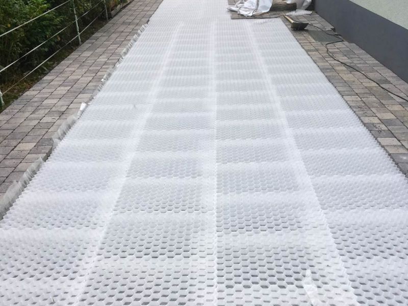 Schöne & befahrbare Kies-Einfahrt anstelle von Pflastersteinen mit den Kieswaben KW30 einfach, schnell und kostengünstig selbst anlegen.