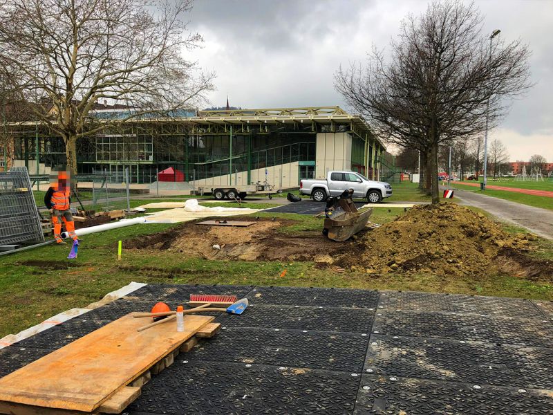 Maxitrack auf einer Baustelle neben einer Sporthalle 11 referenz