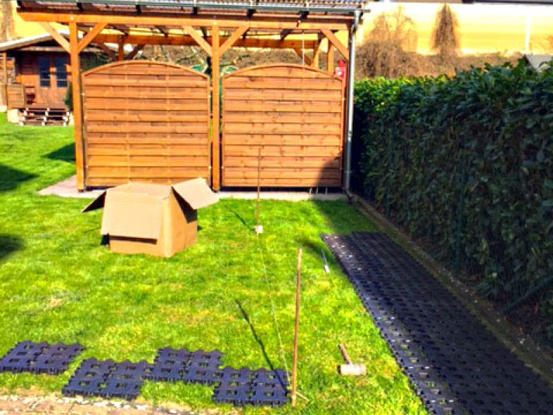 Zwei Parkplätze in 2 Stunden ohne Unterbau selbst herstellen, dank direkter Verlegung auf den bestehenden Rasen mit dem Rasengitterstein RGS35 aus Kunststoff.