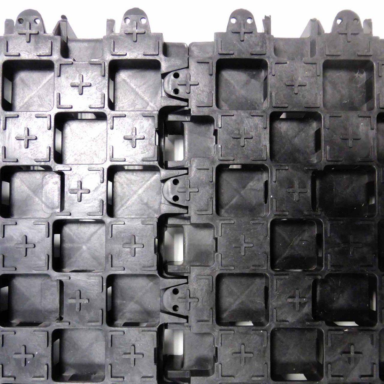 Ankergitter AG60, 400 x 400 x 60 mm, 0,9 kg. Bodengitter mit integrierten Ankerelementen, Drainagefunktion & extremer Lastverteilung. Profilierte Oberfläche.