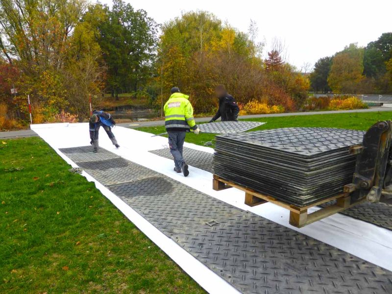 Fahrplatten als mobile Baustraße im Rohrleitungsbau in Giessen