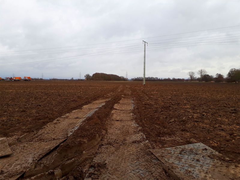 Prävention von Flurschäden auf einem Acker mit der s:tek 48 · Hochleistungs-Bodenschutzplatte