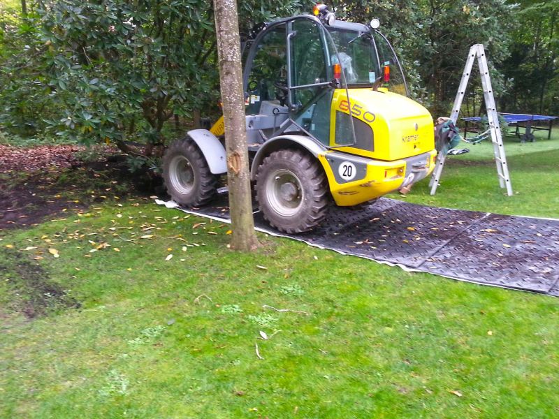 Fahrstraße zum Schutz der Rasenfläche im Galabau
