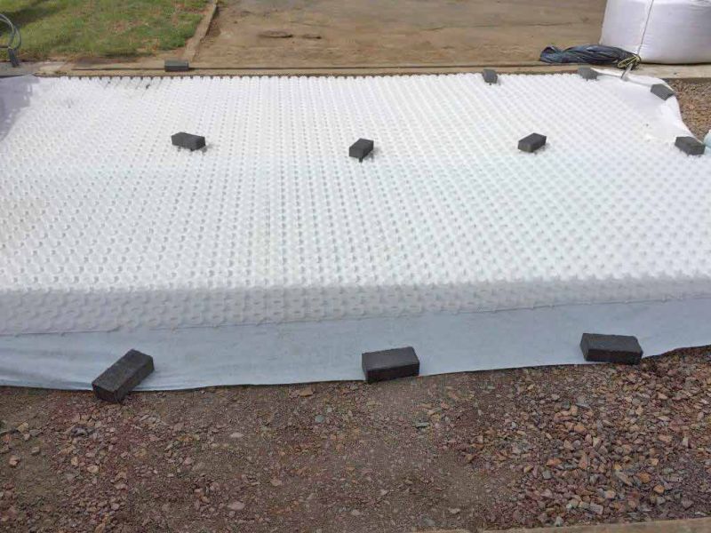 Moderne Umgestaltung: Steingarten & Carporteinfahrt mit stabilisiertem Kies