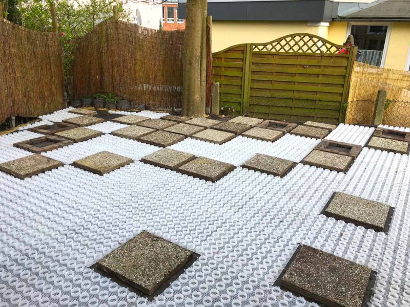 Schön gestalteter Steingarten mit einer Kiesfläche als Terrasse