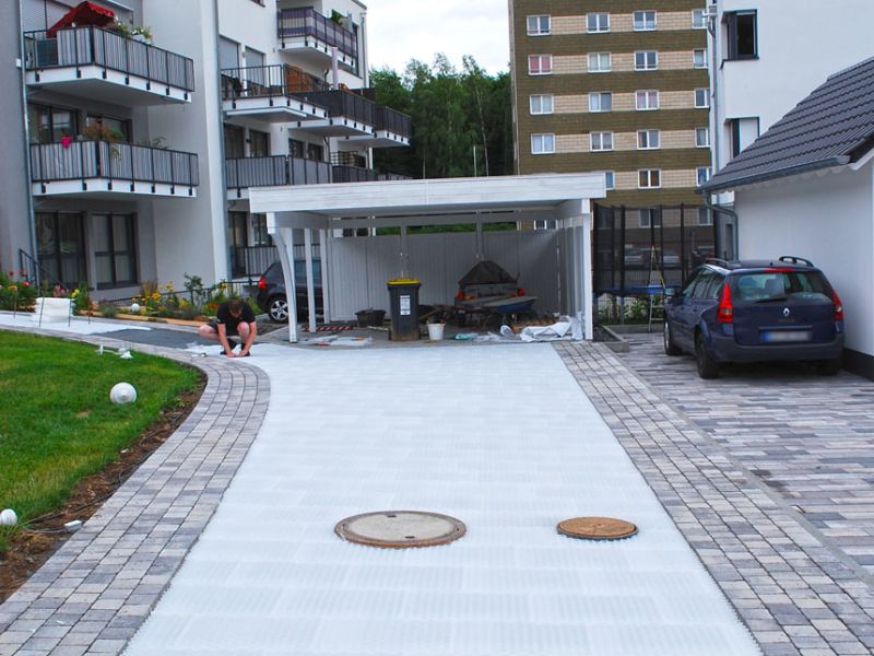 Schöne & befahrbare Kies-Einfahrt anstelle von Pflastersteinen mit den Kieswaben KW30 einfach, schnell und kostengünstig selbst anlegen.