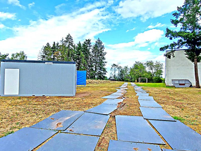 Bodenschutzplatten als Zufahrtsweg für einen Mobilkran zum stellen eines Containerdorf