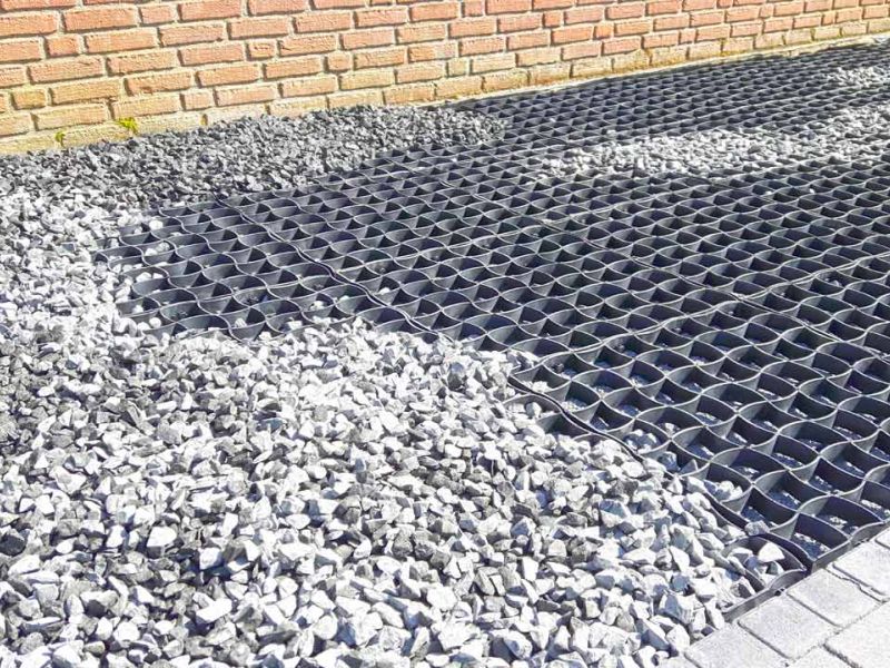 Bodengitter für eine schöne, dekorative Gestaltung von Einfahrt, Hof & PKW Stellplatz mit Schotter