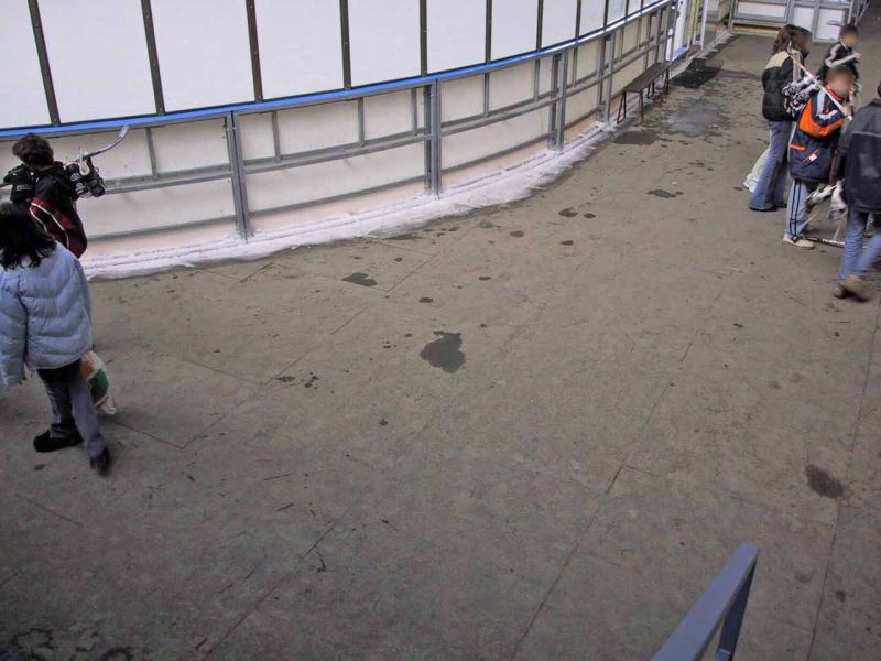 Rutschhemmde & stoßdämpfende Bodenmatten aus weichem PVC für eine Eissporthalle