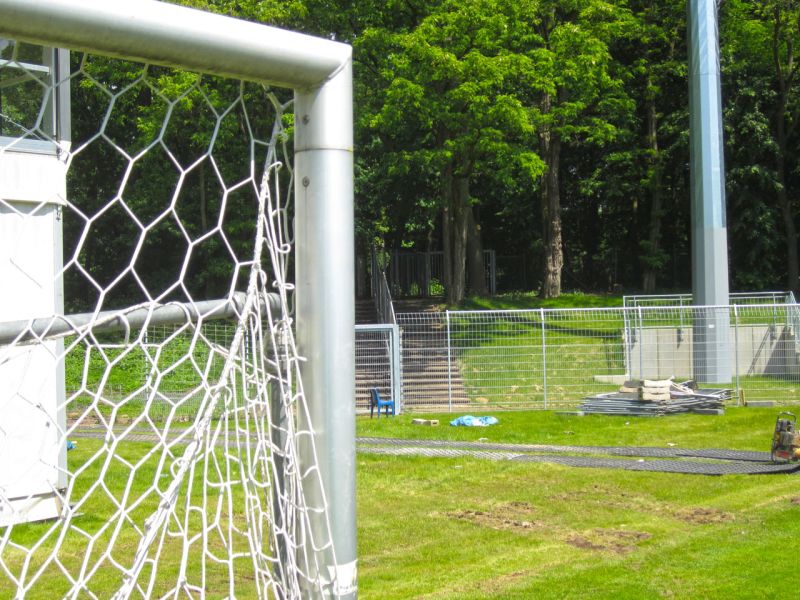 Fahrplatten zur Kampfmittelbeseitigung im Stadion in Köln