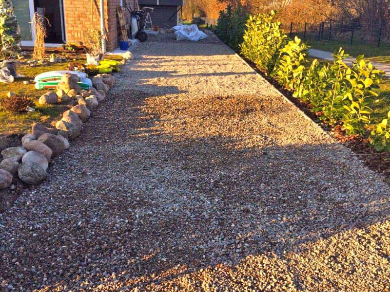 Bodenbefestigung des Hof und der Einfahrt mit dem Kiesgitter KG30