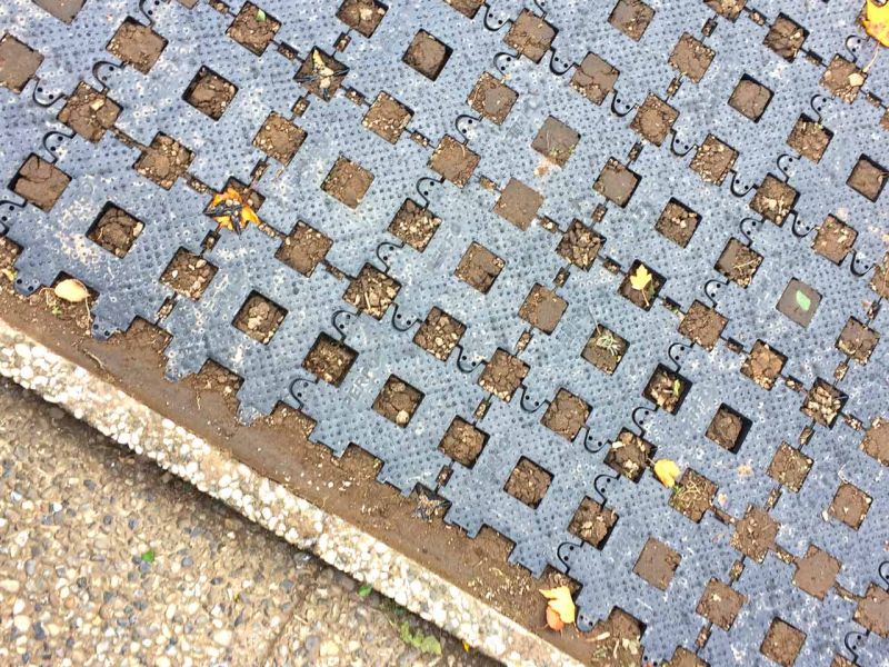 Umwandlung einer Pflanzfläche zu einem PKW Stellplatz aus Rasengittersteinen