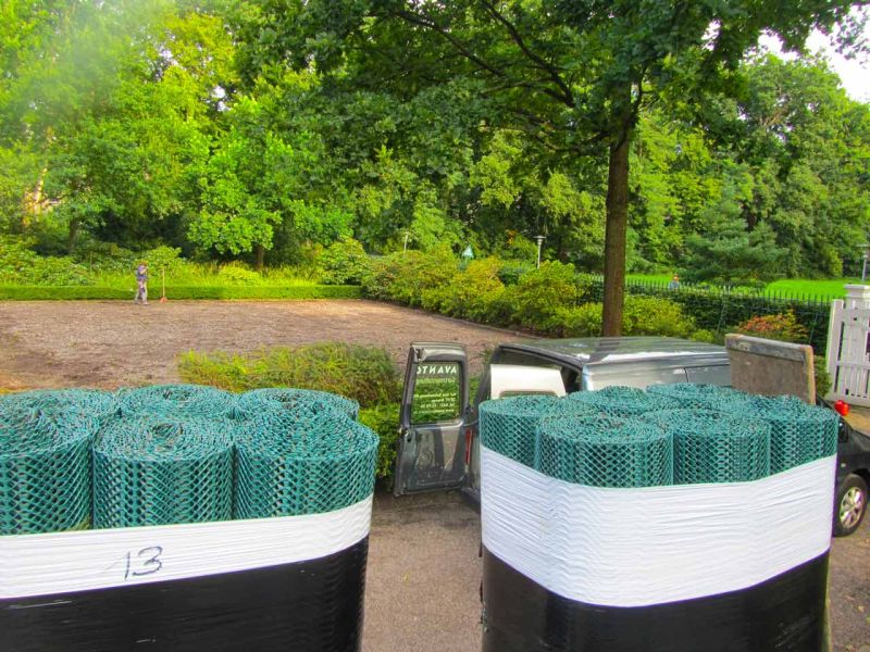 Rasennetz zur Rasenverstärkung eines Rasenparkplatz aus Rollrasen