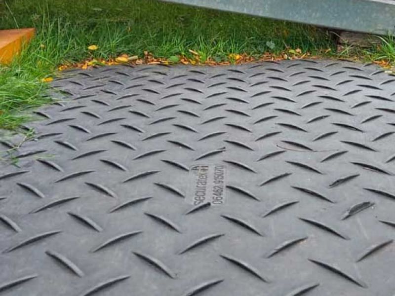 Fahrplatten als Eventboden zum Rasenschutz und Herstellung eines matschfreien Fußweg und Zuschauerfläche vor dem Europarad in Köln