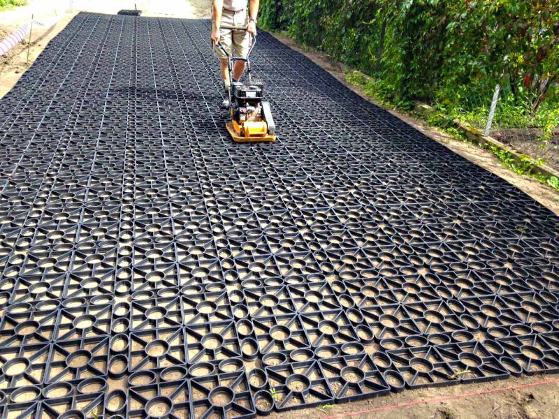 Wie legt man eine befahrbare Rasenfläche für eine begrünte Einfahrt an? Wie vermeidet man Fahrspuren im Rasen? Ganz einfach, mit dem Rasengitter RG24 von Securatek