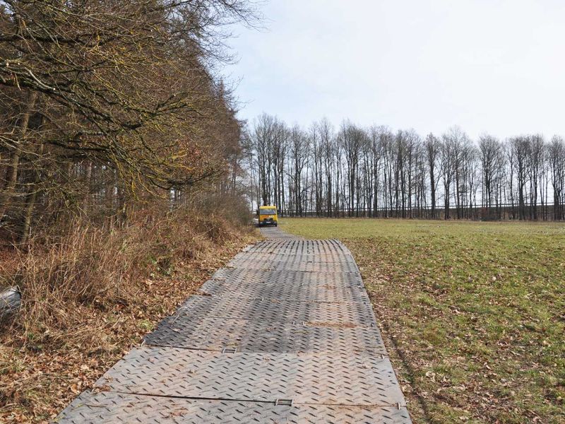 Mobile Baustraße Telekom-Baustelle Esselbach im Steigerwald mit der s:tek 48 Bodenschutzplatte