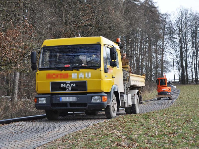 Mobile Baustraße Telekom-Baustelle Esselbach im Steigerwald mit der s:tek 48 Bodenschutzplatte
