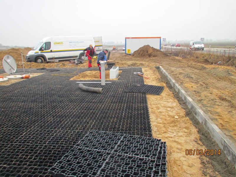 Verlegung des Bodengitter BG50 aus Kunststoff zur Bodenstabilisierung für ein Trogbauwerk
