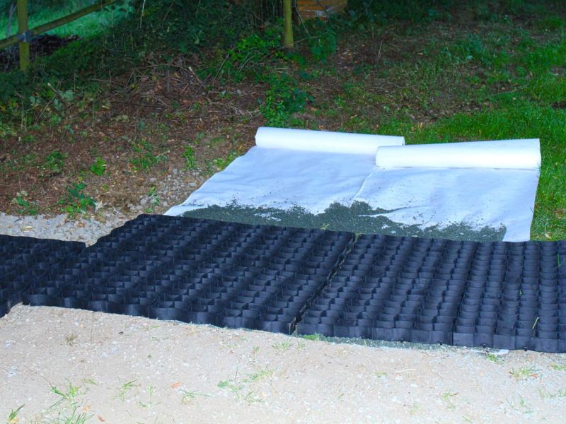 Befestigung des Bodens rund um den Futterplatz für Pferde mit dem Bodengitter BG50