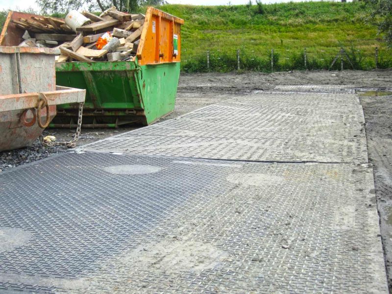 Baustraße zur Lastverteilung eines Schwertransport mit Horizontal-Bohrgerät