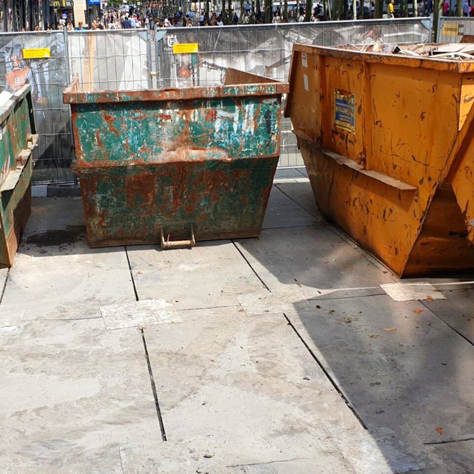 v:tek Fahrplatten als Pflasterschutz für Absetzmulden & Container