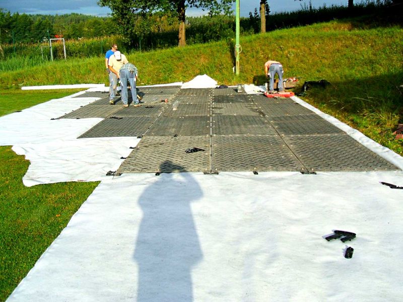 Mobile Baustraße zum Schutz des Rasen auf einem Sportplatz