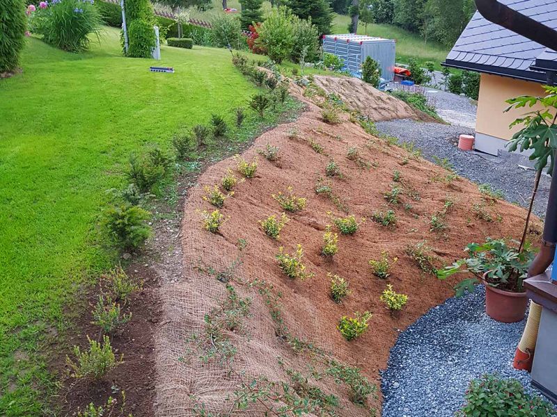 Hang befestigen, bepflanzen und mit der Böschungsmatte Kokos BMK350 vor Erosion schützen