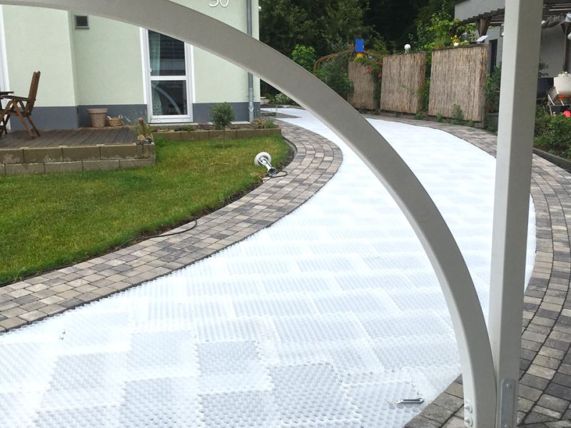 Schöne & befahrbare Kies-Einfahrt anstelle von Pflastersteinen mit den Kieswaben KW30 einfach, schnell und kostengünstig selbst anlegen.