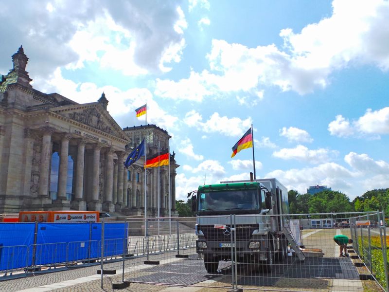 Mobile Baustraße vor dem Bundestag in Berlin