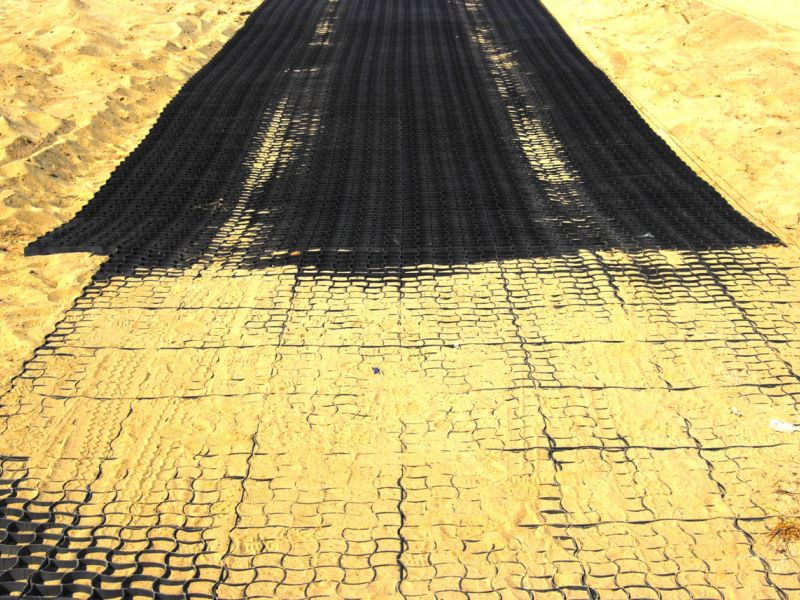 Bodengitter BG50 zur Herstellung eines befestigten Weg für Fahrzeuge und Anhänger auf Sand