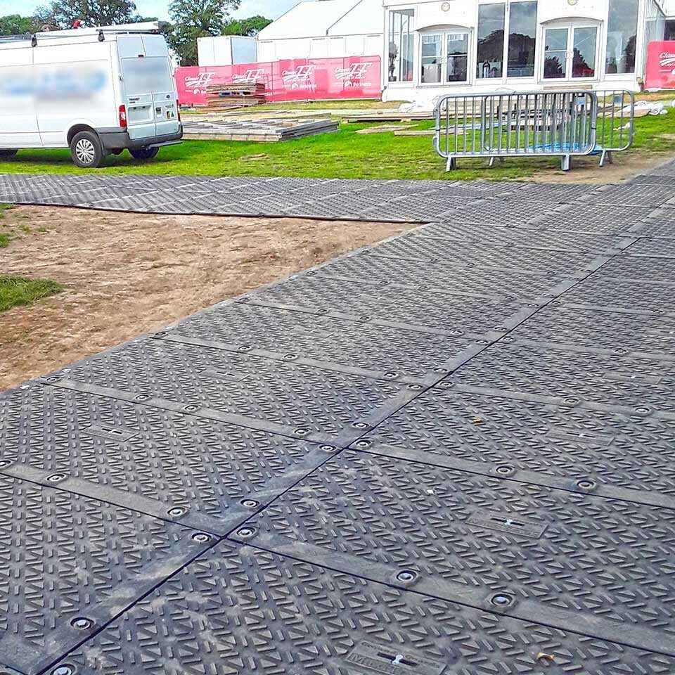 MaxiTrack · 1800 x 900 mm · 40 kg leicht · bis zu 130 t belastbar · Overlapping-Verbund-System · Beidseitig Profiliert · Einsetzbar als Mobile Baustrasse, Fahrstrasse & Plattform
