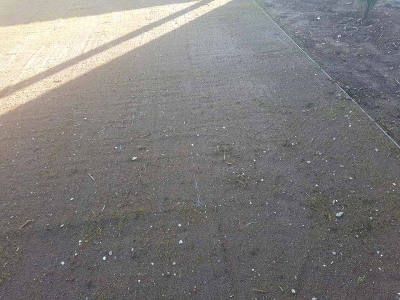 Verlegte Rasengitter, die mit Erde bedeckt sind.