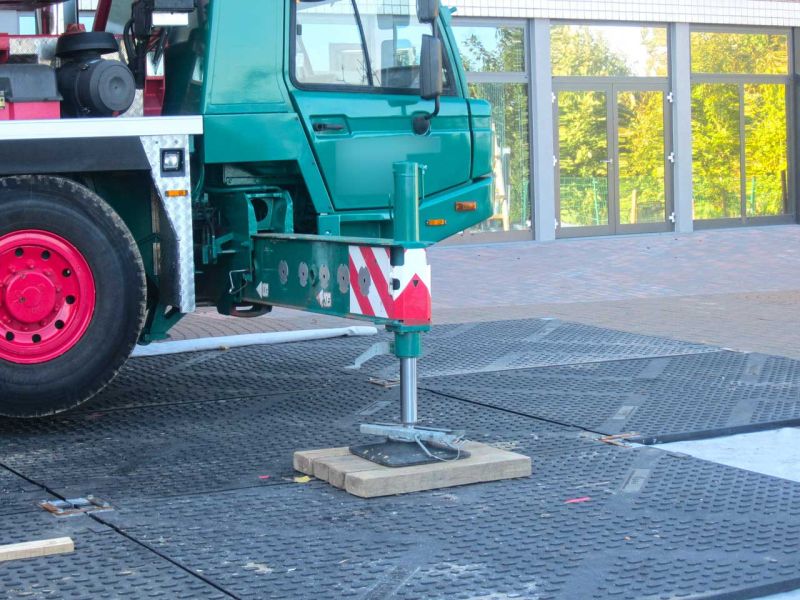 Schwerlast Baustraße als Arbeitsplattform für Autokran mit Fahrplatten aus Kunststoff