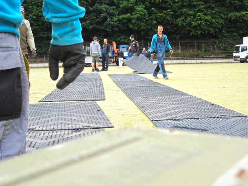 Fahrplatten zum Schutz eines Kunstrasen-Fussballplatz