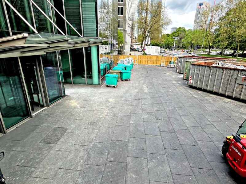 Bodenmatten liegen als Flächenschutz auf dem Untergrund einer Baustelle