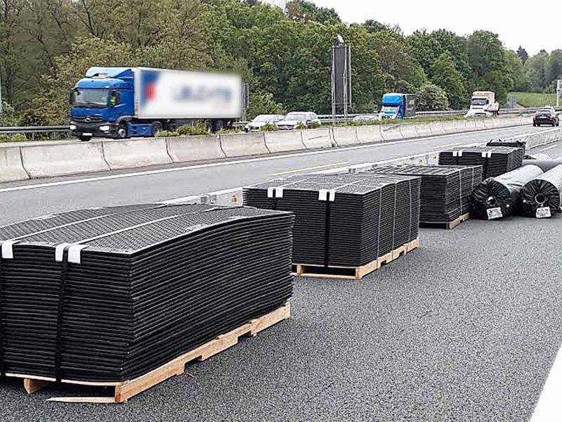 Temporärer Pannenstreifen aus Bodenschutzplatten an der Autobahn